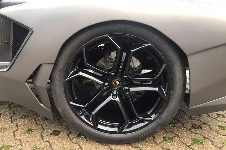 Phần đuôi xe ngoài thiết kế đậm chất Lamborghini Aventador thì chiếc xe này còn được trang bị cặp mâm gần như là nguyên bản của Aventador. Vành xe cũng được sơn đen và có kích thước lên tới 20 inch bao bọc bởi bộ lốp Runflat