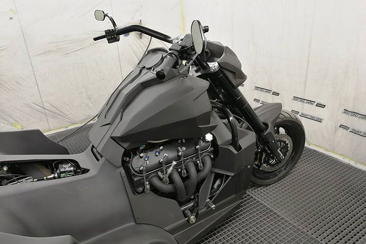 Các kỹ sư phải dành rất nhiều thời gian để thiết kế và hoàn thiện chiếc xe đặc biệt này. Cụ thể, sau khi hoàn tất bản vẽ, Boss Hoss cùng các đối tác đã mất khoảng nửa năm để chế tạo thành công Boss Hoss LS3 Custom Trike