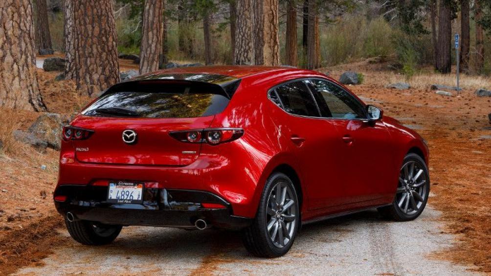 Mazda3 2019 có cabin yên tĩnh hơn hẳn, nhờ vào việc bổ sung vật liệu hấp thụ âm thanh cho phần đầu và sàn xe. Hệ thống khung gầm, hệ thống treo và động cơ cũng được cải tiến để giảm tiếng ồn.