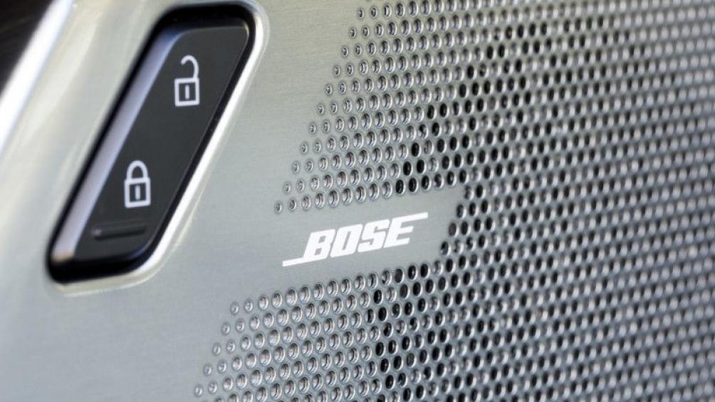 Trang bị cơ bản trên Mazda3 là hệ thống âm thanh 8 loa đã được đánh giá tốt. Nhưng nếu muốn tốt hơn, khách hàng vẫn có tùy chọn hệ thống âm thanh 12 loa Bose, biến chiếc xe thành một rạp hát di động