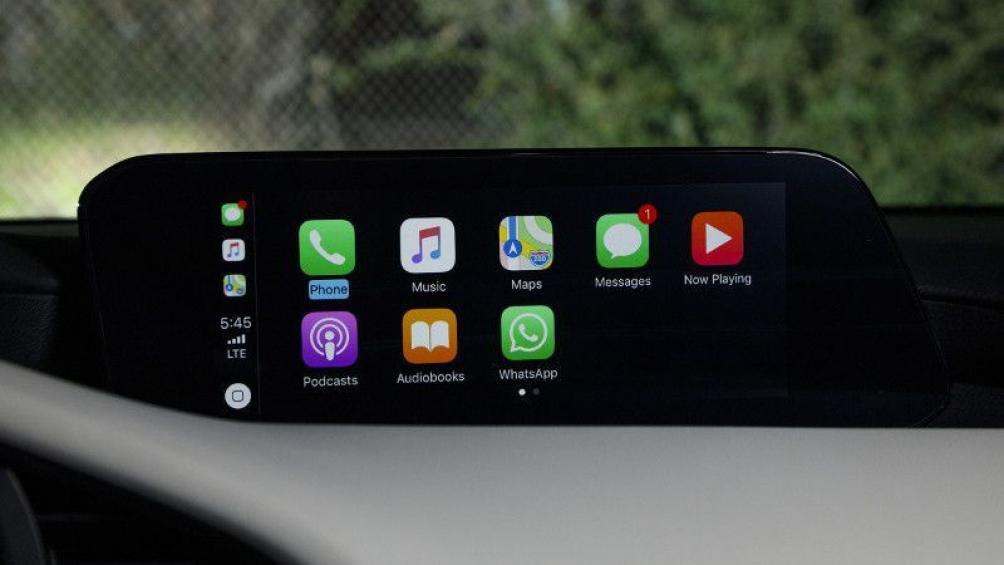 Màn hình cảm ứng cỡ lớn 8.8 inch mới đặt ngang tầm nhìn tự nhiên của tài xế, giúp tài xế không phải với khi điều chỉnh và quan sát an toàn hơn.