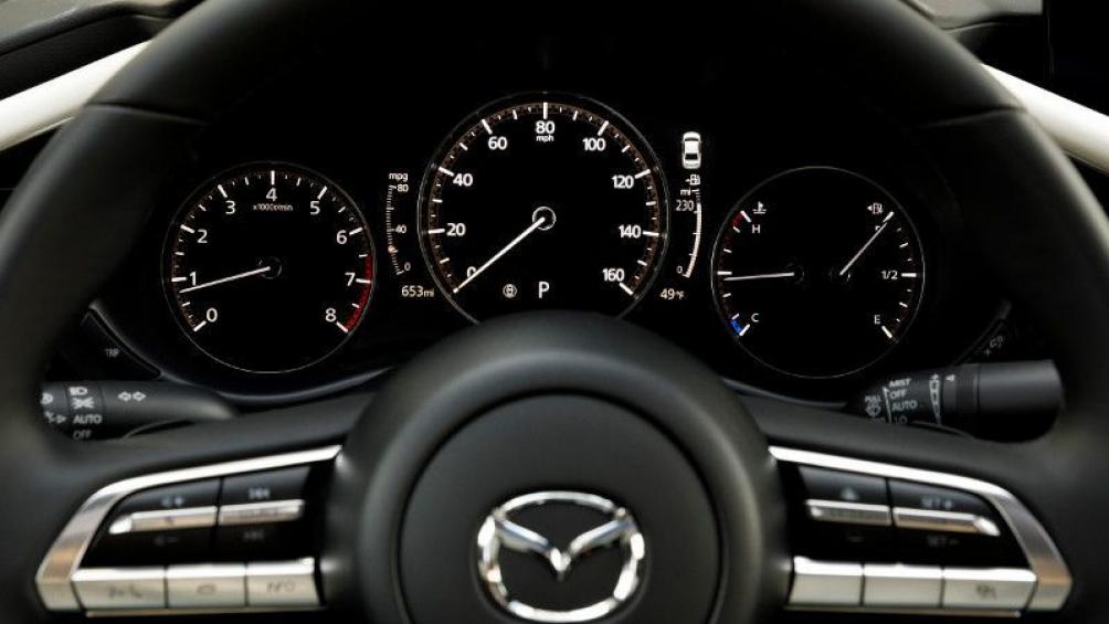 Màn hình hiển thị thông tin trên kính lái được nâng cấp, giúp tài xế có thể thấy rõ thông tin hơn.