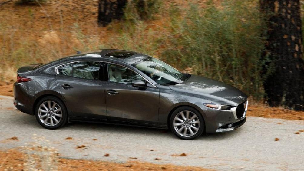 Có rất nhiều trang bị an toàn mới trên Mazda3, bao gồm các tính năng như kiểm soát hành trình thích ứng, giám sát điểm mù, cảnh báo chệch làn đường với hỗ trợ giữ làn đường, đèn pha tự động và hỗ trợ phanh thông minh thành phố.