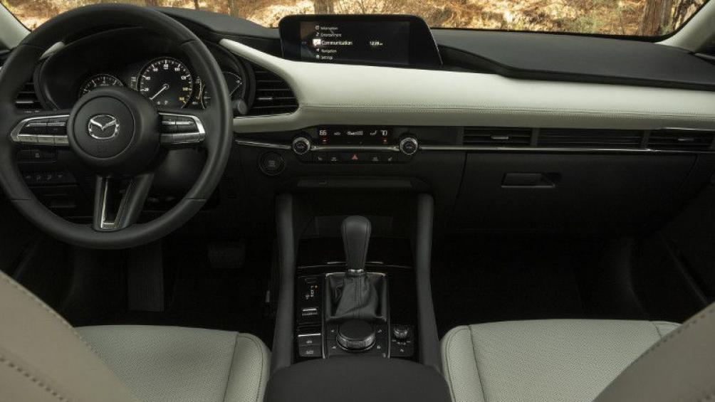 Nội thất trên Mazda3 2019 đã thay đổi thiết kế hoàn toàn so với thế hệ cũ hiện vẫn đang được bán tại Việt Nam.
