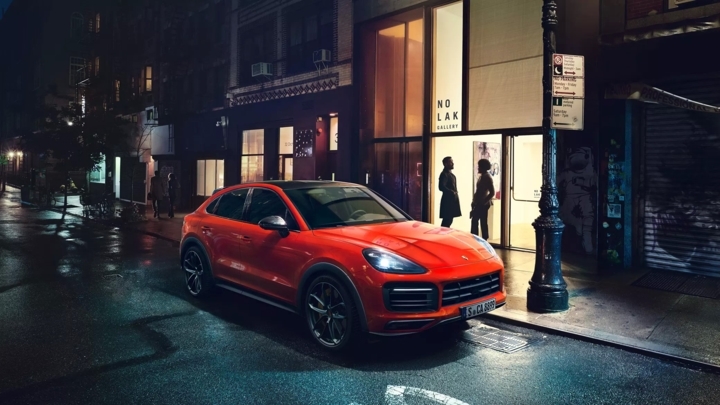 Điểm nổi bật của Porsche Cayenne Coupe chính là đường nét sắc hơn phiên bản thường, cùng thiết kế đuôi xe được Porsche mô tả là độc nhất, cánh lướt gió hậu thích ứng, thêm vào đó là trần xe panaramic cố định bằng kính (trang bị tiêu chuẩn) hoặc bằng sợi carbon (trang bị tùy chọn)