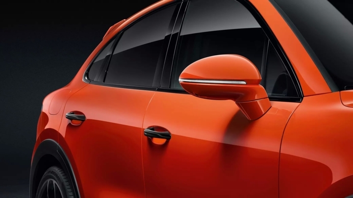 Mẫu Cayenne Coupe cũng có phần kính chắn gió trước và cột A nông hơn so với phiên bản thường, và phần mái thấp hơn 19,8 mm