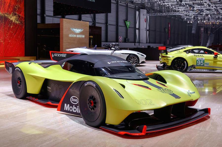 Aston Martin cũng không công bố giá của mẫu siêu xe này nhưng toàn bộ 25 chiếc Valkyrie AMR Pro hiện tại đều đã có khách đặt hàng