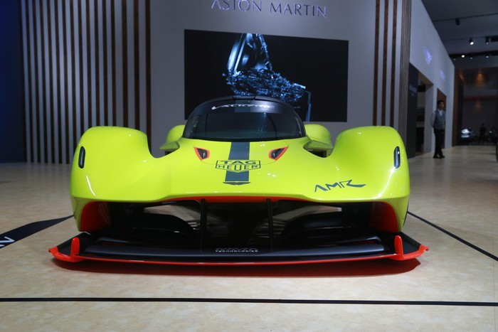 Dựa trên nền tảng siêu xe Valkyrie hiện tại, phân hiệu xe đua Aston Martin Racing đã tạo ra ''siêu xe đua'' Valkyrie AMR Pro