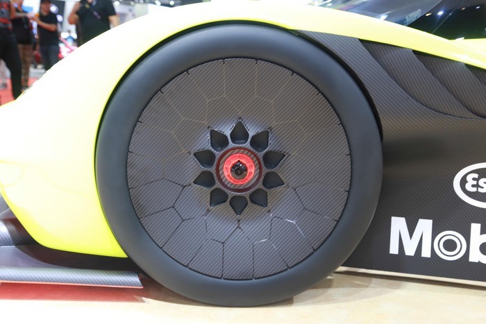 Ngoài các yếu tố được chia sẻ với xe đua, mọi khía cạnh của Valkyrie AMR Pro như khí động học, khung gầm, hệ truyền động và trọng lượng đều được tối ưu hóa để mở rộng hiệu suất