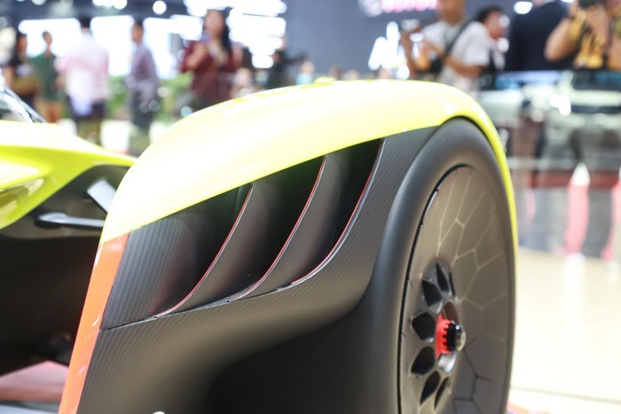 Tính khí động học cực cao thể hiện ở các vòm bánh rộng hơn, số vây, cánh gió khí động học được tăng lên và loại bỏ mọi chi tiết gây cản gió