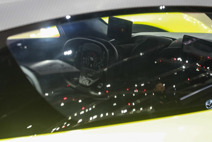 Bên cạnh đó, Valkyrie AMR Pro cũng sở hữu thân xe siêu nhẹ bằng sợi carbon như phiên bản dân dụng