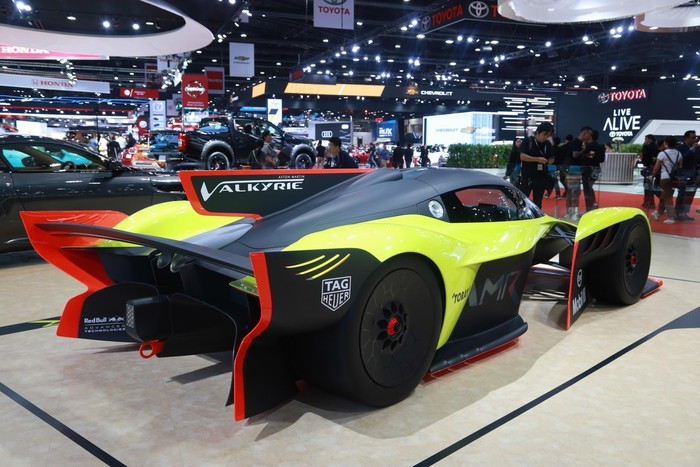 Các trang bị tiện nghi bên trong như hệ thống thông tin giải trí và hệ thống chống bám sương trên kính cũng bị loại bỏ hoàn toàn nên nhờ đó, Valkyrie AMR Pro chỉ nặng đúng 1.000 kg