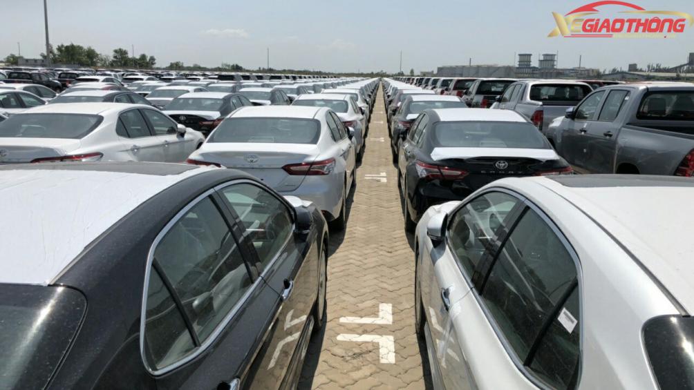 Lô Toyota Camry 2019 nhập khẩu nguyên chiếc xếp sát nhau tại cảng, chờ làm các thủ tục để được thông quan