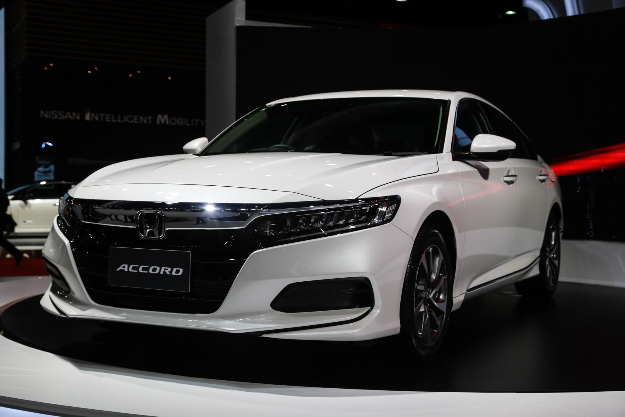 Honda Accord 2019 sở hữu sự "lột xác" mạnh mẽ trong ngôn ngữ thiết kế với những đường nét dứt khoát và hiện đại hơn "người tiền nhiệm"
