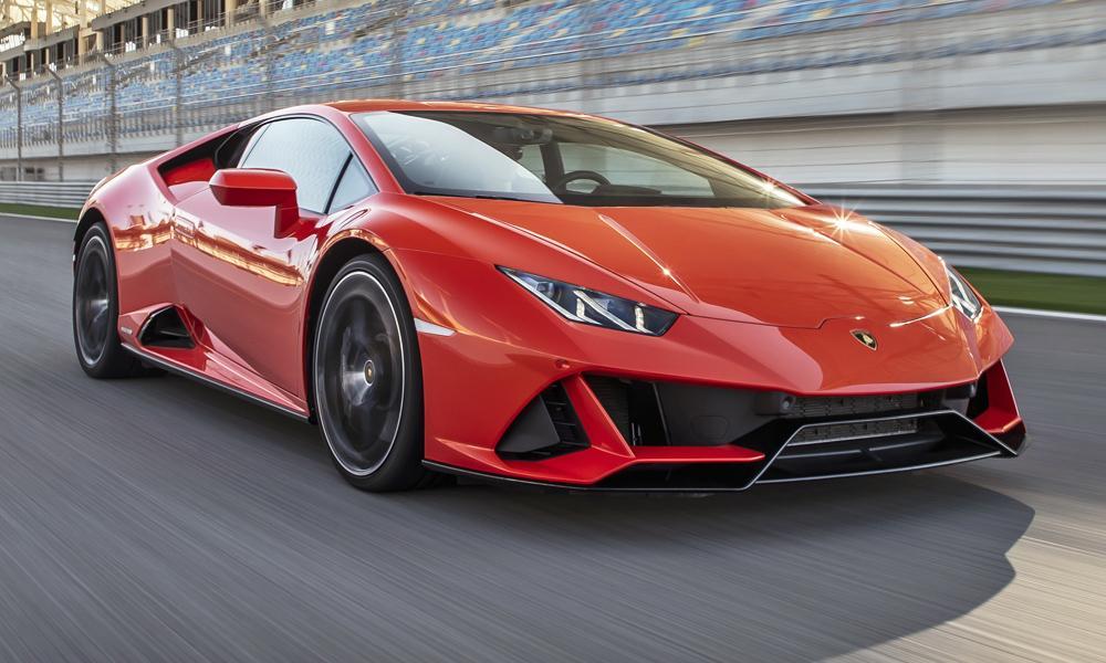 Con số này giúp Huracan EVO mạnh tương đương "đàn anh" Huracan Performante và mạnh gấp 5 lần Huracan tiêu chuẩn. Giá bán dự kiến của Lamborghini Huracan EVO từ 18,3 tỷ VNĐ