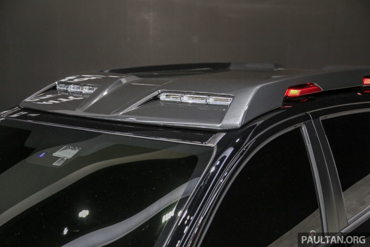 Phần giá nóc trên phiên bản Triton Absolute khá đặc biệt khi có cả hệ thống đèn chiếu sáng