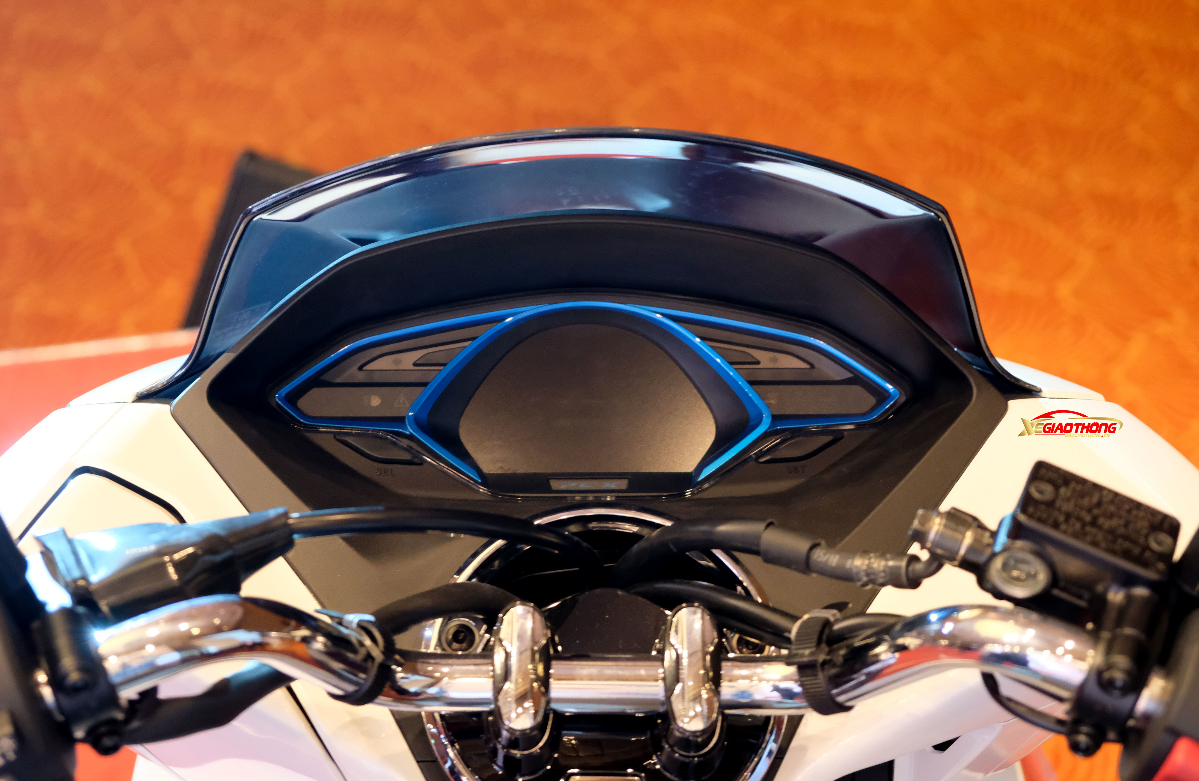 Cụm đồng hồ và bảng điều khiển khá giống bản chạy xăng