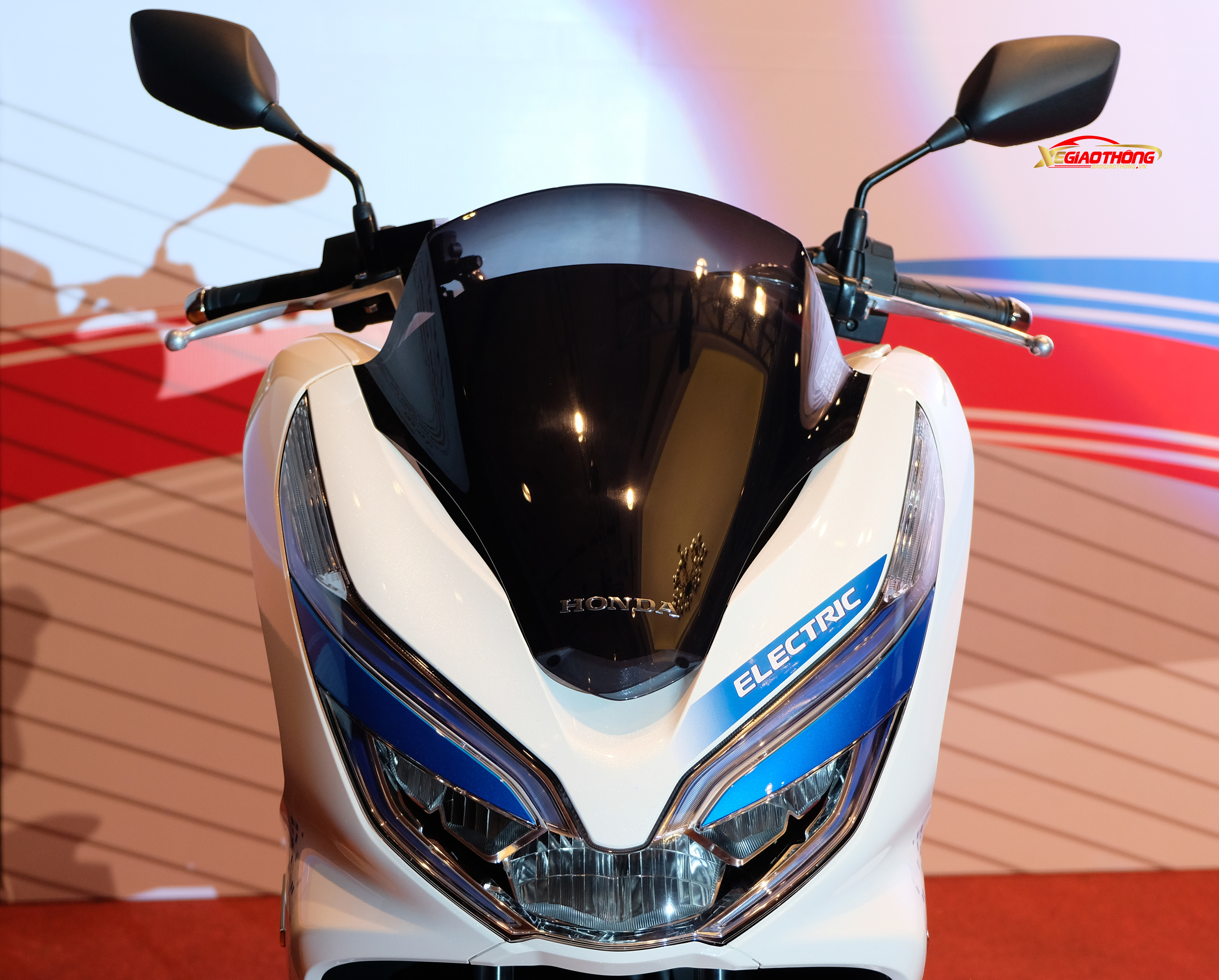 PCX Electric được trang bị hệ thống đèn pha LED