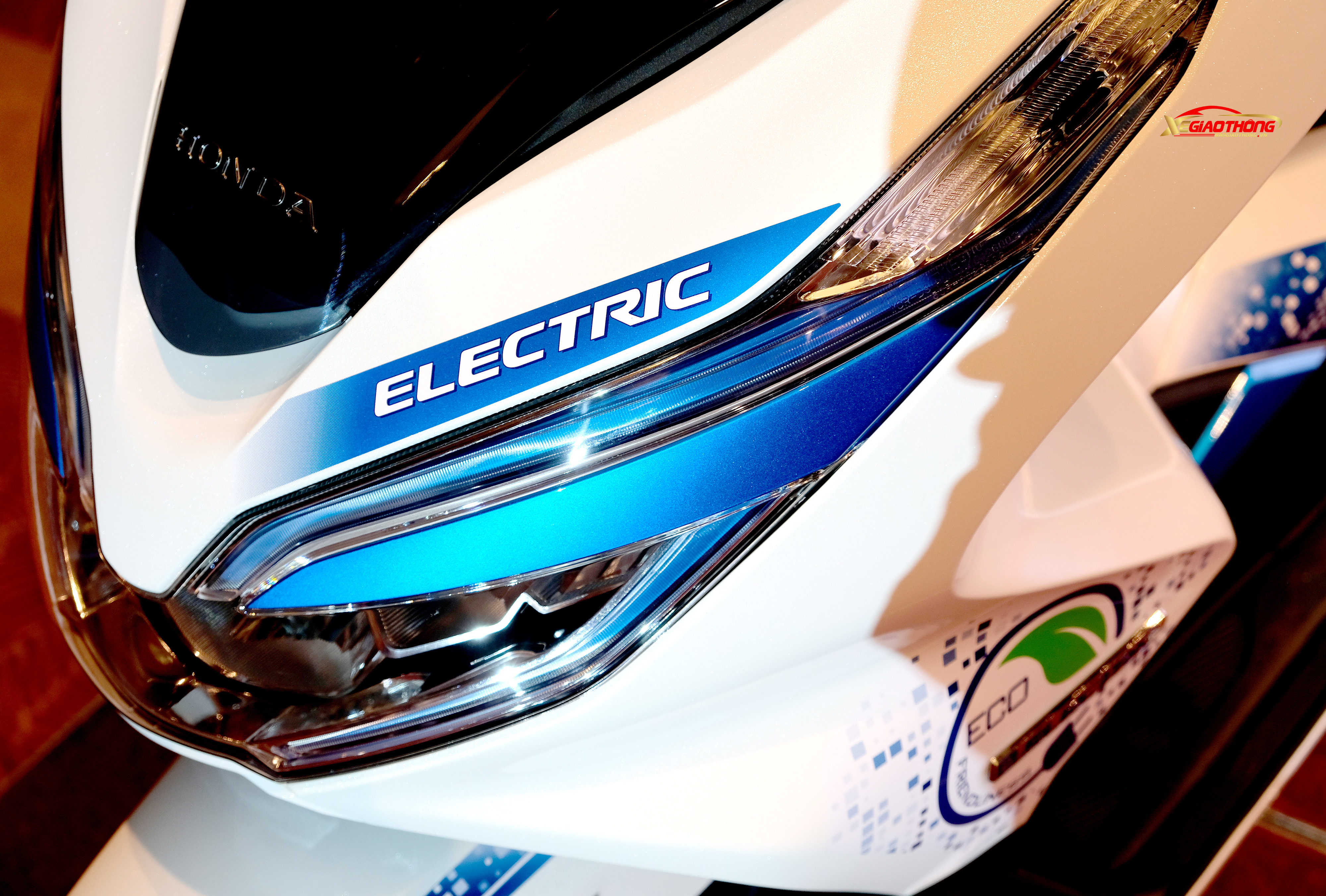 Tem xe Electric màu xanh thể hiện là phiên bản chạy điện