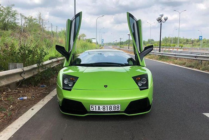 Sau khi về tay của ông chủ công ty nhập khẩu siêu xe quận 5, chiếc siêu xe Lamborghini Murcielago LP640 màu xanh cốm đã được làm đẹp ngoại thất