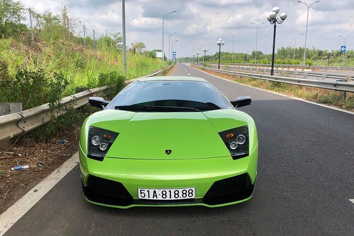 Chưa hết, bộ mâm 5 chấu kép sơn màu bạc của chiếc siêu xe Lamborghini Murcielago LP640 mang màu xanh Verde Ithaca đã được hoàn thành với gam màu đen để tạo điểm nhấn