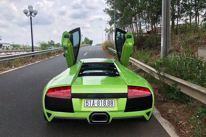 Ngoài bộ áo xanh cốm đầy nổi bật, chiếc siêu xe Lamborghini Murcielago LP640 này còn có điểm nhấn khác chính là biển kiểm soát với 3 con số cuối mang ý nghĩa tam hoa