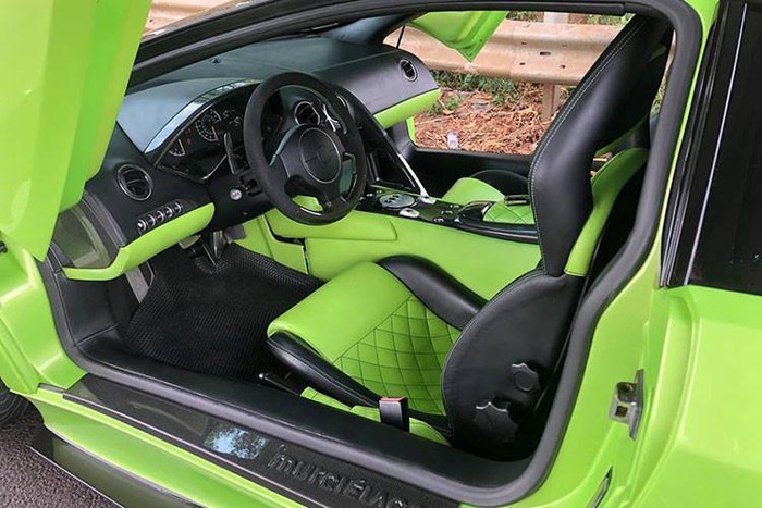 Nội thất siêu xe Lamborghini Murcielago LP640 này có màu xanh cốm “tông xuyệt tông” ngoại thất nhưng kết hợp thêm với màu đen