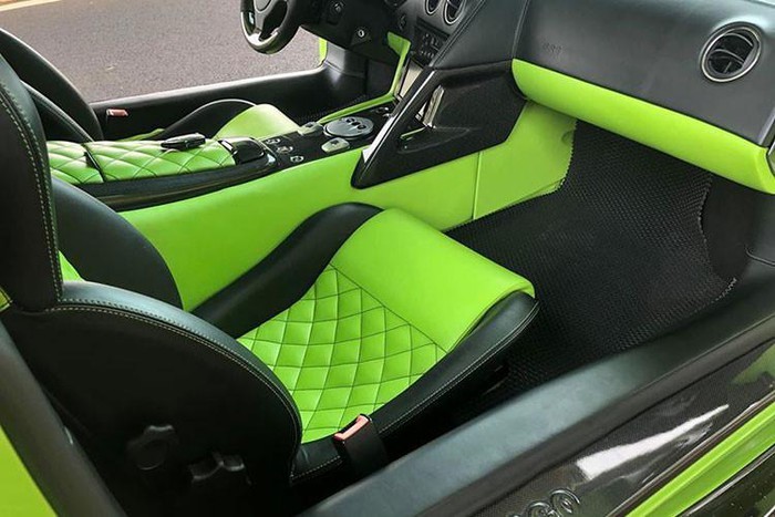 Ngoài ra, khoang lái của xe còn có nhiều chi tiết ốp sợi carbon như lẫy chuyển số sau vô lăng, bảng điều khiển, các hộc đồ hay cả thành cửa xe