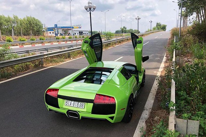 Siêu xe Lamborghini Murcielago LP640 màu xanh cốm vẫn sở hữu khối động cơ V12, dung tích 6.5 lít, sản sinh công suất tối đa 631 mã lực và mô-men xoắn cực đại 660 Nm