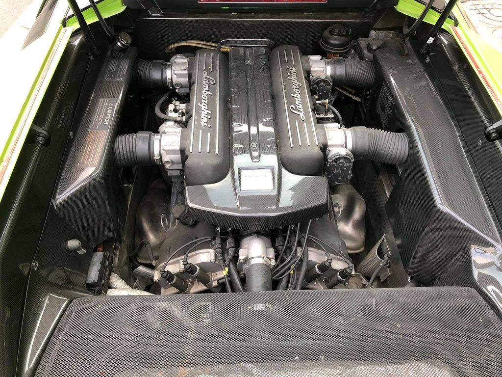 Kết hợp cùng hộp số 6 cấp, “siêu bò″ này có khả năng tăng tốc từ vị trí xuất phát lên 100 km/h trong thời gian 3,2 giây trước khi đạt tốc độ tối đa 340 km/h