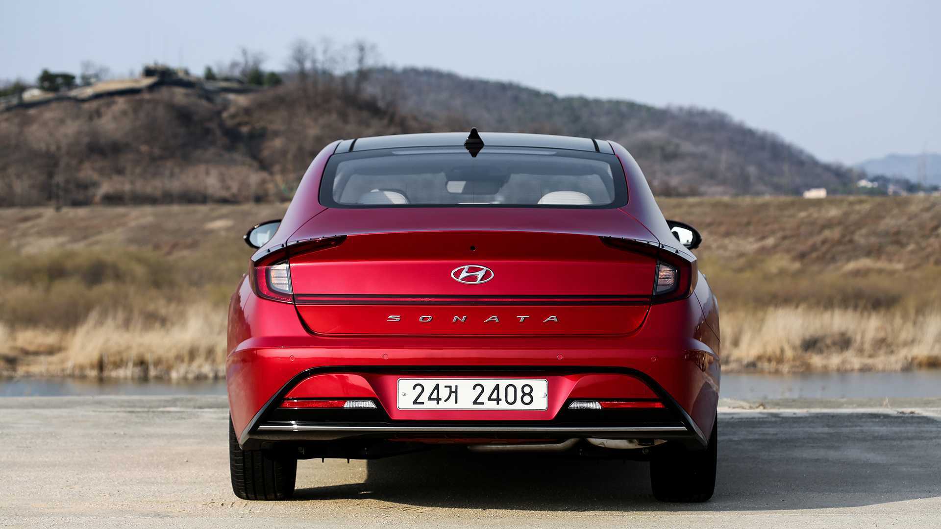 Phần đuôi xe ấn tượng với dòng chữ Sonata cách điệu