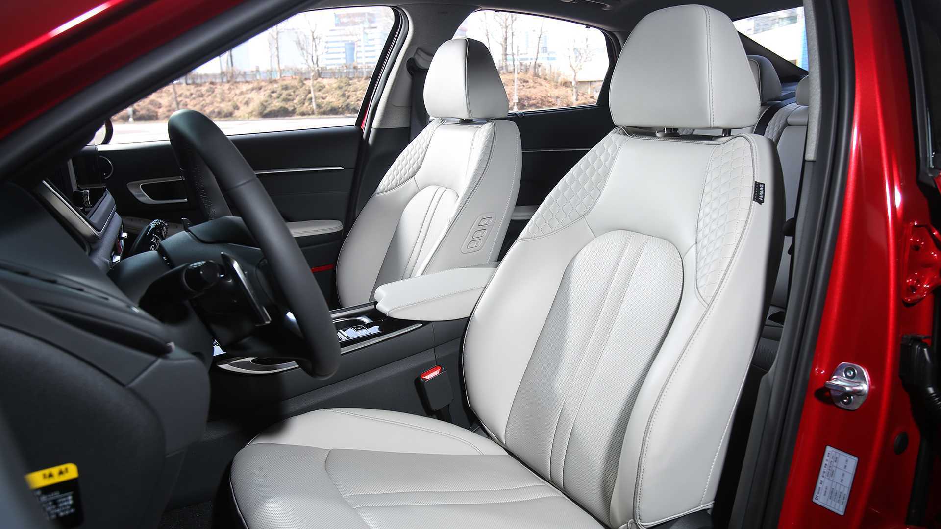 Nội thất được bọc da cao cấp và phối màu thể thao