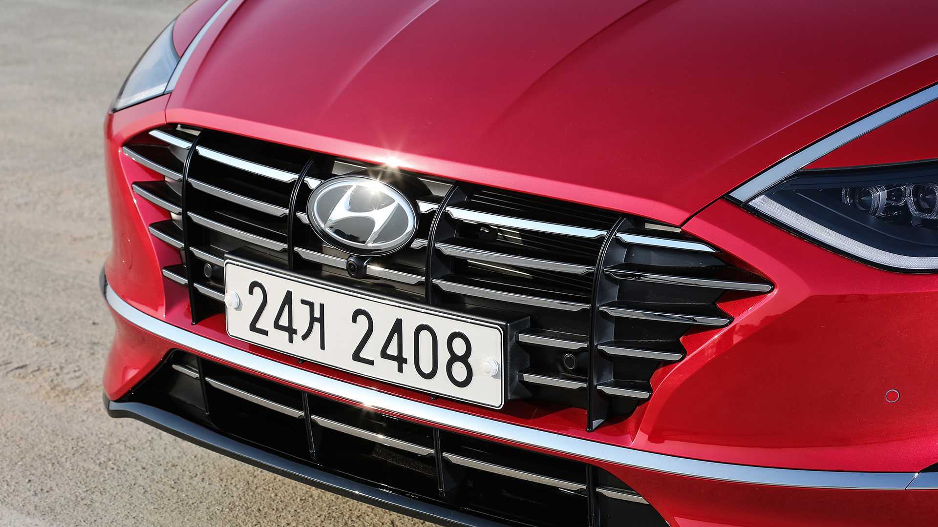 Xe sở hữu lưới tản nhiệt dạng thác nước được tinh chỉnh