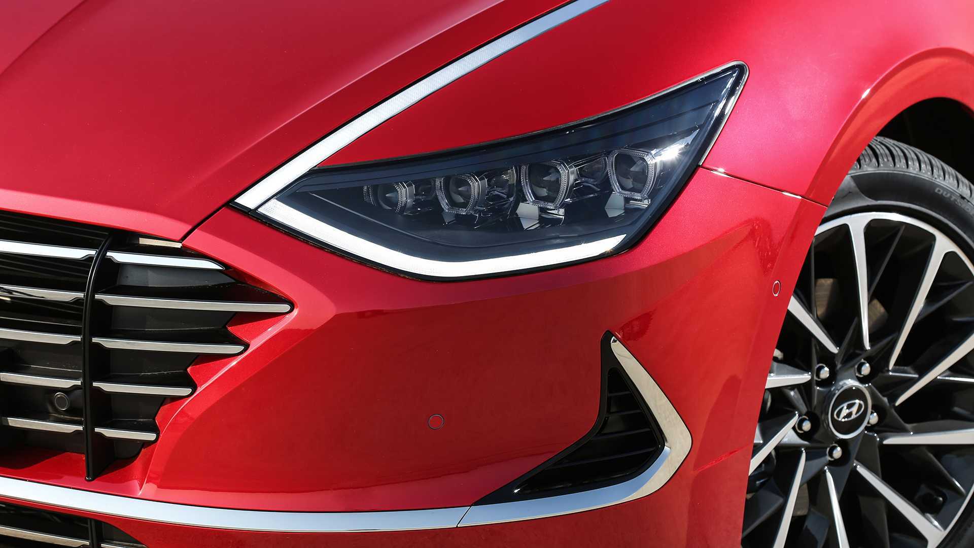 Cụm đèn pha là điểm mới trên Sonata 2020