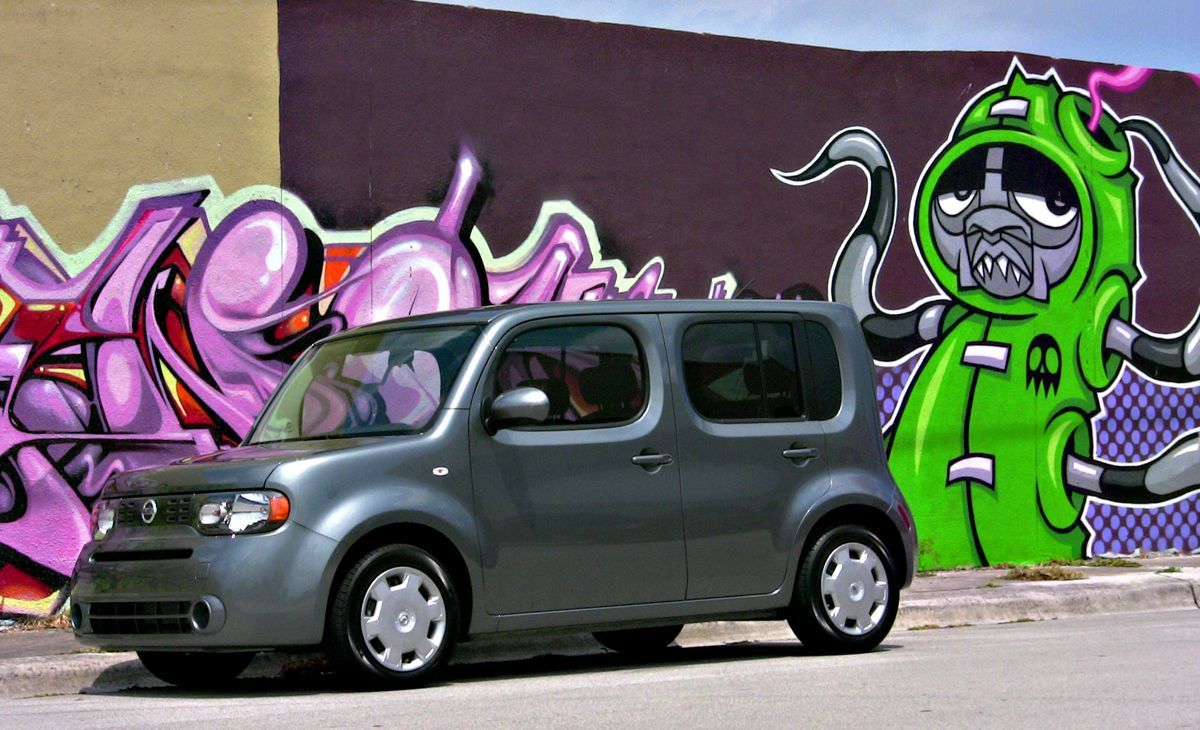 Nissan Cube (2010-2011): Đúng với tên được đặt, nó trông giống một chiếc hộp được đặt trên những bánh xe. Mặc dù được bán tại Anh trong vòng 1 năm, nhưng chỉ có khoảng 1.000 chiếc loại này được đưa đi đăng ký