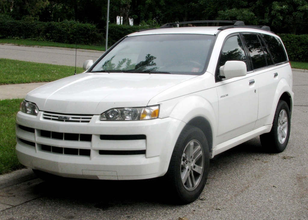 Isuzu Axiom (2002-2004): Axiom là đại diện cho thấy sự đi xuống của Isuzu tại thị trường Mỹ. Mẫu xe này bị coi là một sự kết hợp thiếu hấp dẫn của đèn pha hẹp và lưới tản nhiệt quá cầu kỳ