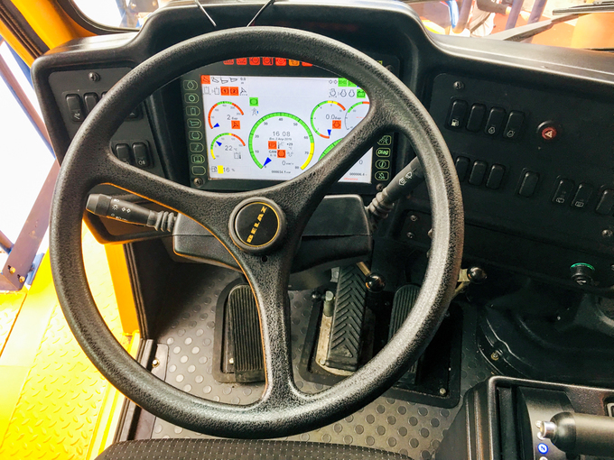 Vô-lăng nhựa, trợ lực dầu. Cabin có hai chỗ cho tài xế và một người đi cùng