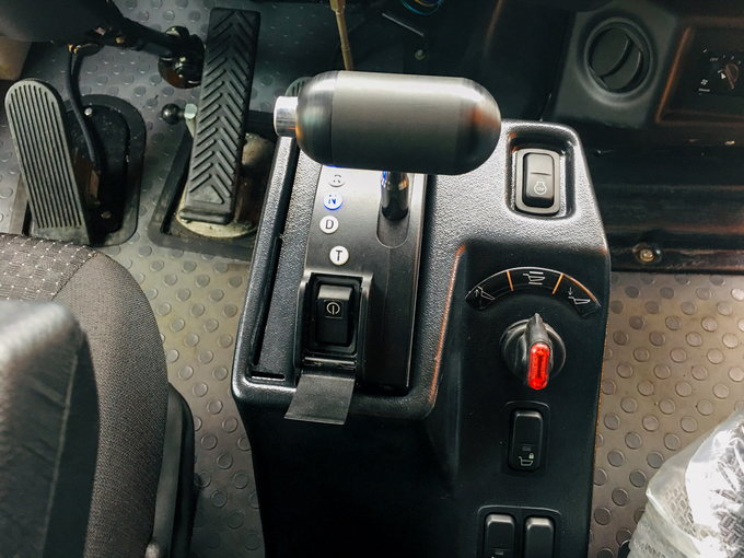 Hộp điều khiển hộp số điện với các vị trí D, N, R như hộp số tự động thông thường. Để giúp tài xế quan sát, xe có nhiều camera ở các góc khác nhau để hạn chế tối đa điểm mù