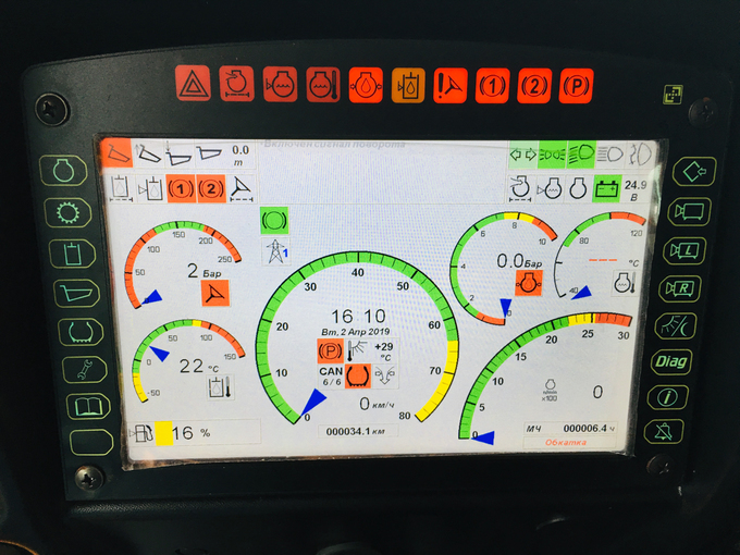 Bảng đồng hồ LCD toàn phần với nhiều thông số như nhiệt độ, áp suất, nhiệt độ động cơ