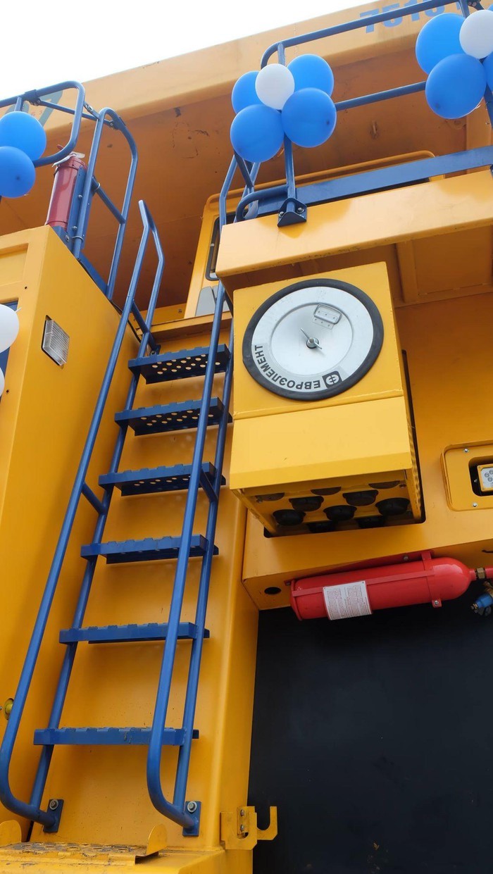 Xe sử dụng hệ thống truyền động điện, tốc độ tối đa 50 km/h.