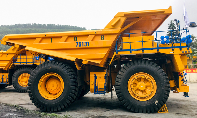 Đây là dòng xe tải trọng lớn có khả năng vận chuyển từ 130 đến 136 tấn và thường sử dụng trong khai thác mỏ