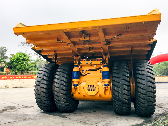 Đối thủ đáng gờm nhất của dòng xe này là thương hiệu Komatsu đến từ Nhật Bản. Hiện chiếc Komatsu HD785 đang sử dụng tại Việt Nam có tải trọng khoảng hơn 100 tấn