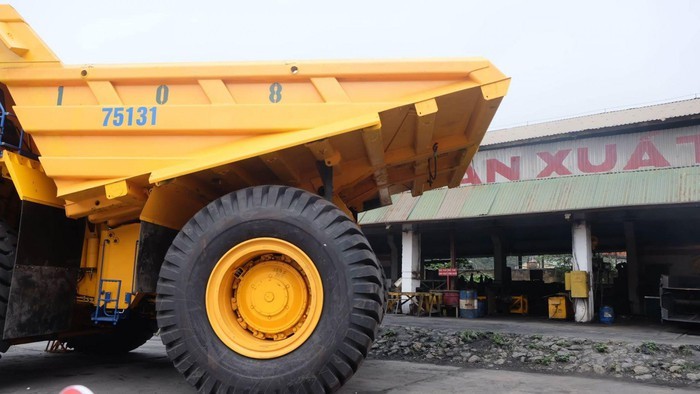 Chiếc xe tải to nhất Việt Nam trước đó là Komatsu HD785, dài khoảng 11.015 mm, rộng 5.530 mm và cao 5.050 m