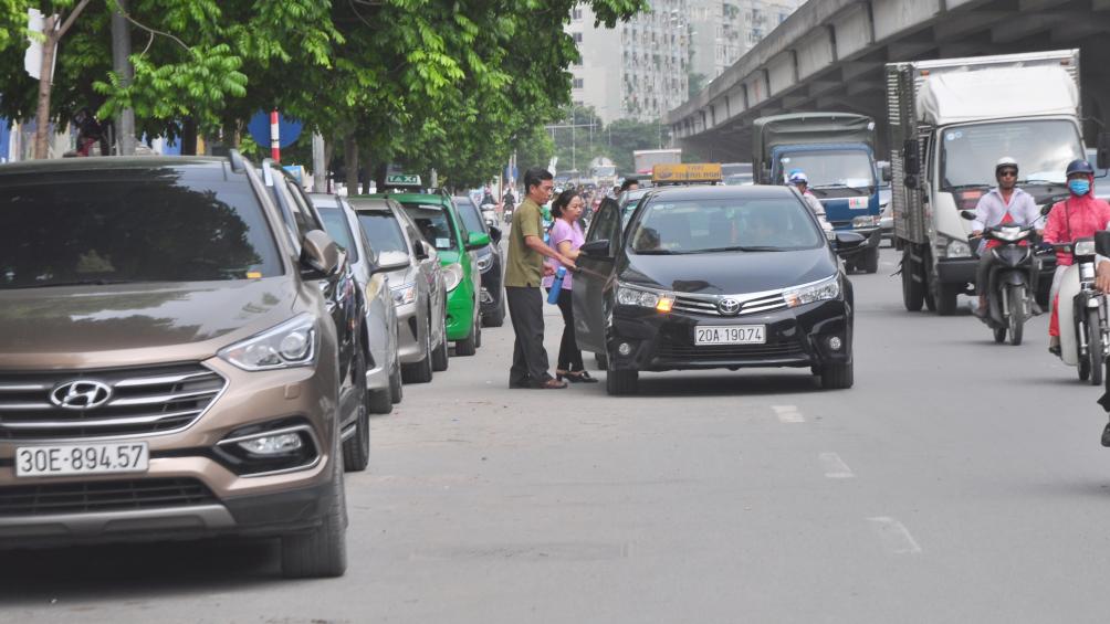 Xe taxi dừng đỗ để bắt khách khiến tình trạng giao thông tại đây thêm lộn xộn
