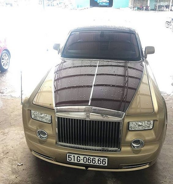 Mới đây, những hình ảnh về mẫu xe siêu sang Rolls-Royce Phantom 2 tông màu độc đáo thuộc thế hệ thứ 7 và mang biển số tứ quý 6 liên tục lăn bánh trên đất Quảng Ninh
