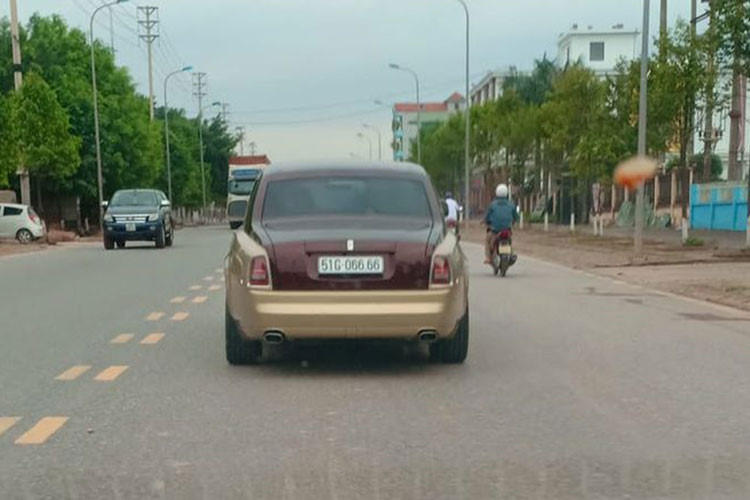 Theo tìm hiểu, trước khi về tay đại gia Quảng Ninh, chiếc xe siêu sang Rolls-Royce Phantom biển tứ quý 6 này thuộc sở hữu của một đại gia sinh sống tại TP. HCM, sau đó xe được bán lại cho một showroom chuyên kinh doanh xe nhập khẩu ở Quận 5 và nằm ở đó một thời gian khá dài
