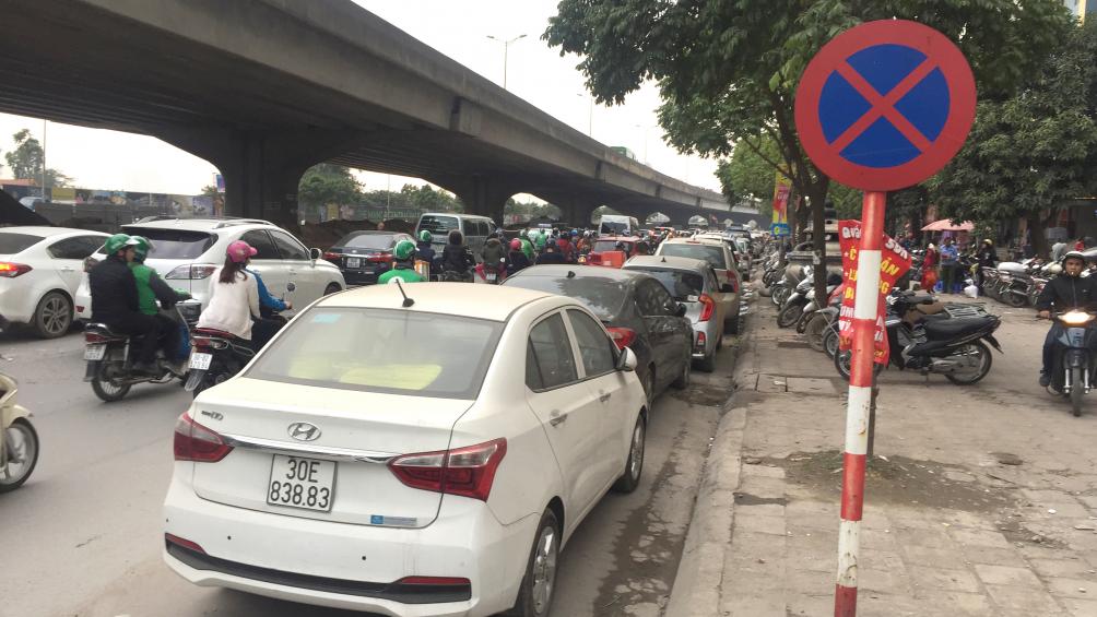 Hàng loạt phương tiện vô tư dừng đỗ ngay dưới biển cấm, bất kể ngày hay đêm