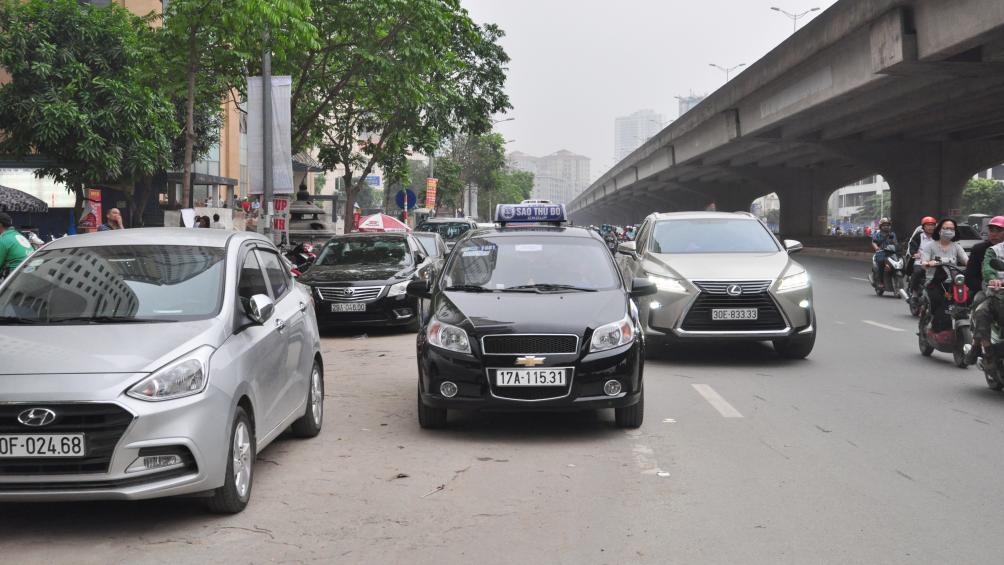 Việc dừng đỗ sai quy định, lấn chiếm lòng, lề đường như thế này là một trong những nguyên nhân chính gây ùn tắc tại tuyến đường huyết mạch này