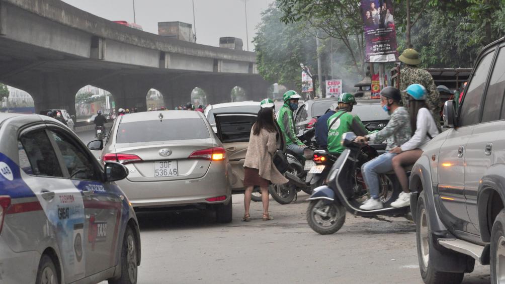 Xe grab đón trả khách đỗ hàng 2 hàng 3 giữa đường