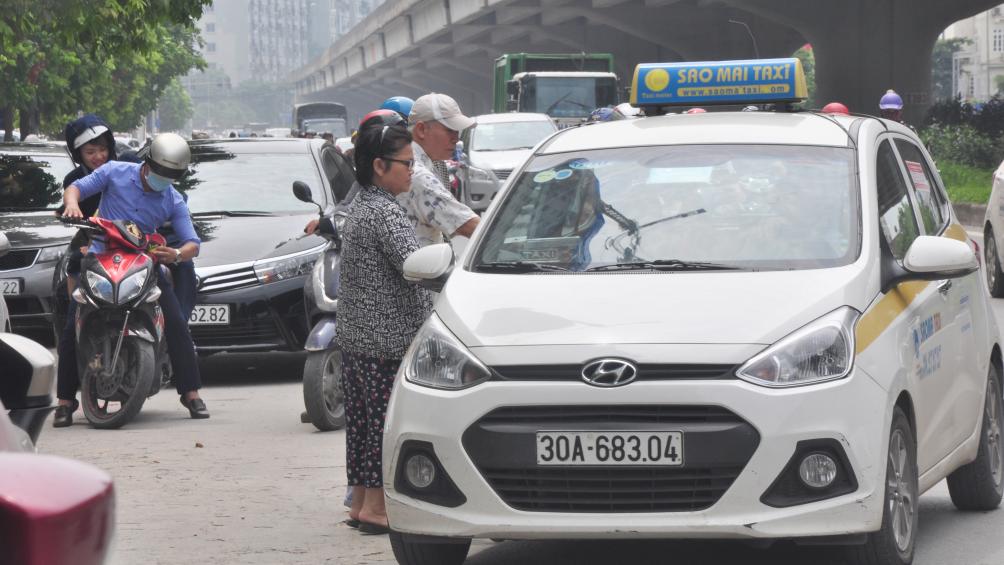 Đoạn đường này đang giống như một bến đỗ, bắt khách của xe taxi truyền thống và taxi công nghệ